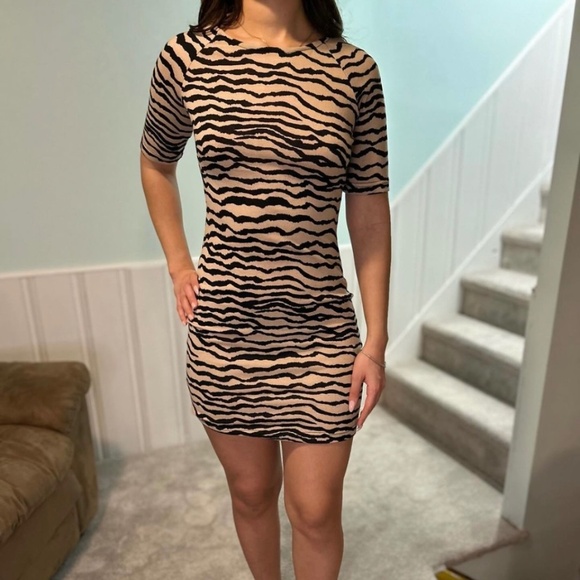 Fitted party dress - Picture 1 of 6